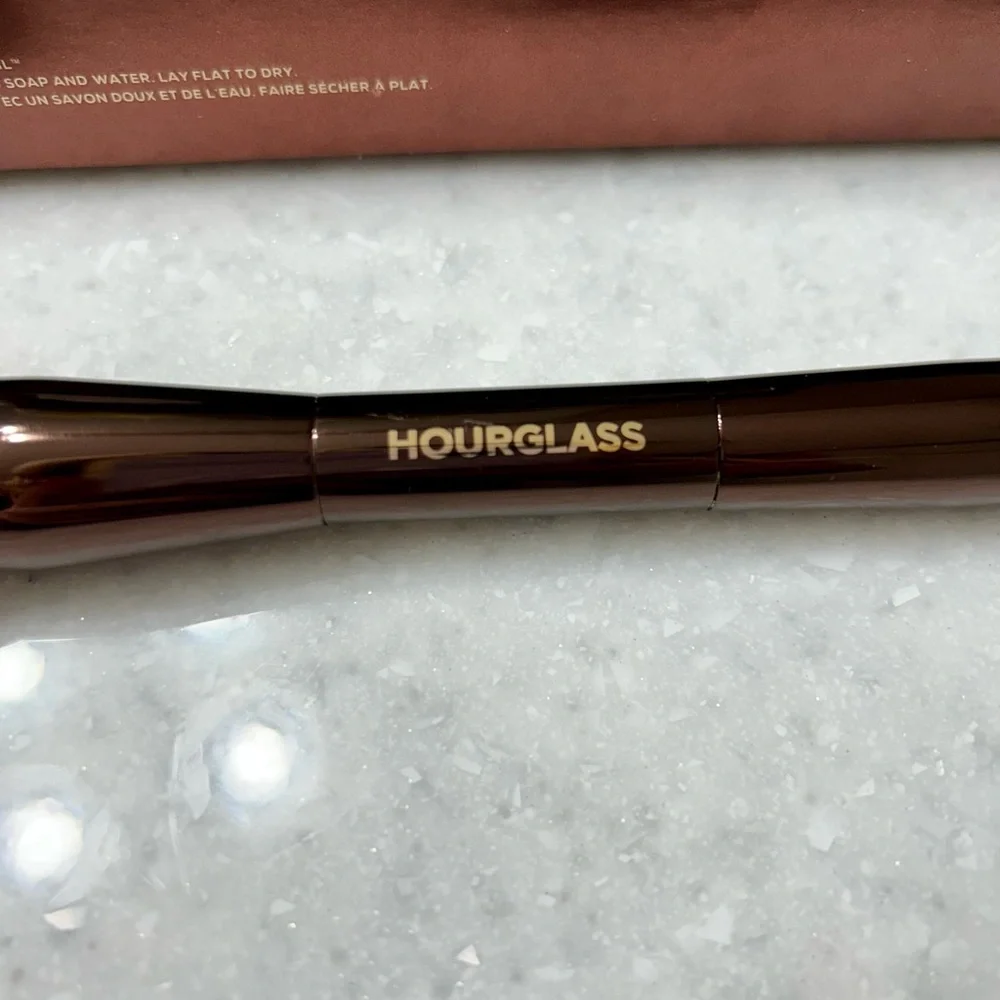 Hourglass Veil Powder Brush - Picture 2 of 3
